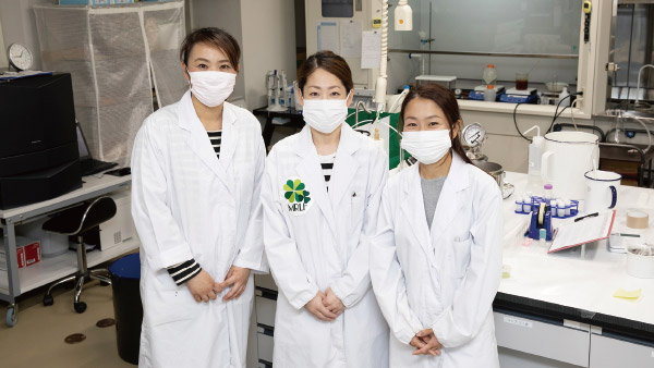 Tarachine staff taking measurements in a lab with radiation measurement equipment ©Tarachine