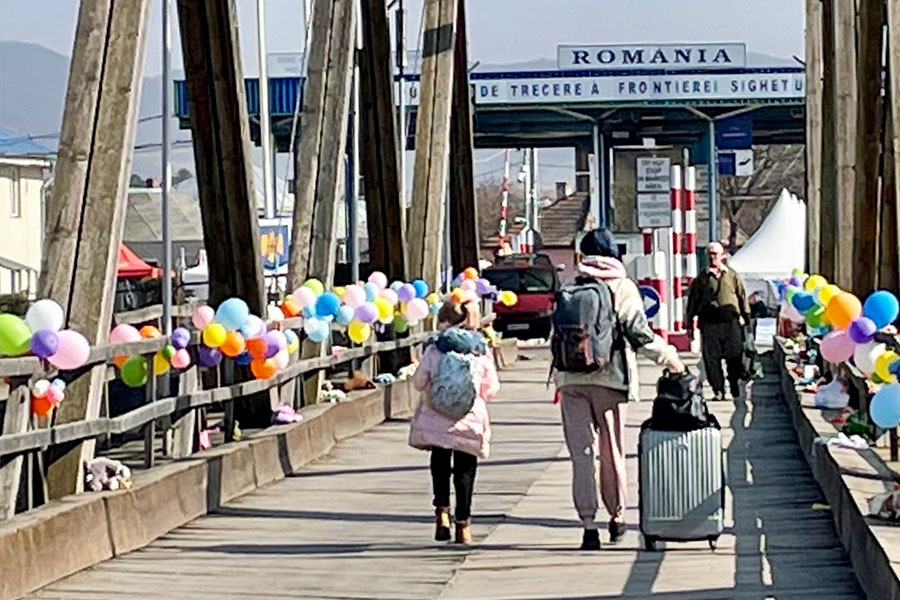 ウクライナからルーマニアに架かる橋（国境）を渡る親子©PBV