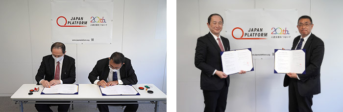 佐藤生団連専務理事（右）と髙橋JPF事務局長による記名押印と記念撮影