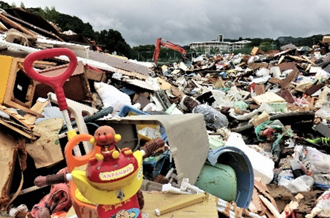 浸水被害を受けて集められた廃棄物。被災地で繰り返される光景。佐賀県武雄市・北方運動公園。8月18日撮影 ©AAR