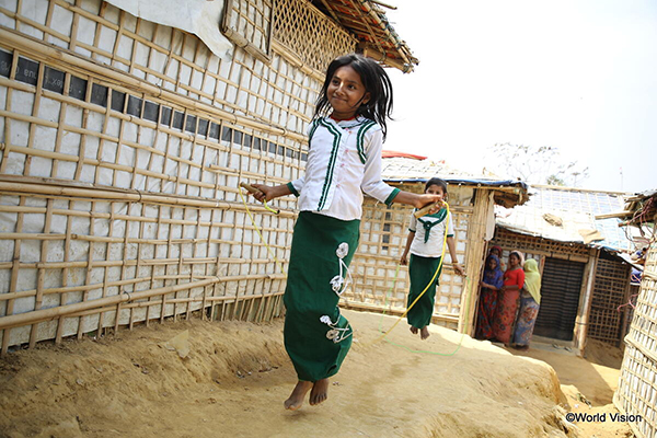 縄跳びで遊ぶ女の子（C）World Vision