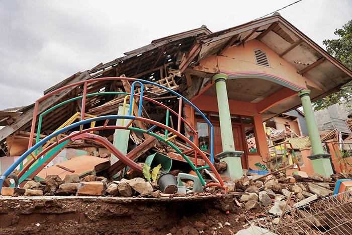 倒壊した建物（バルカソ村）。手前にあるのは子供用の遊具。発災した午後1時過ぎ、学校にいた多くの子どもたちが犠牲となった（C）ピースウィンズ