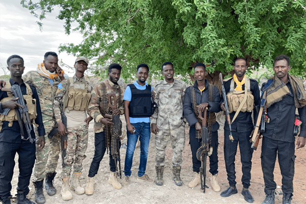 ソマリア中部で連携する護衛の兵士と現地スタッフ ©Accept International