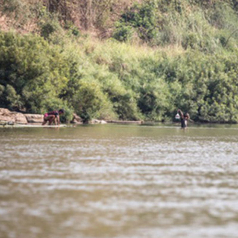 ミャンマー、タイ国境の川沿い ©Yoshifumi Kawabata/SVA