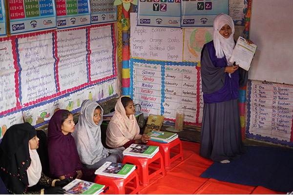 識字プログラムを受講する女の子 ©PLAN
