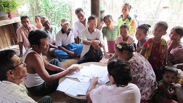 Ywar Thit村にて農地・トイレ施設の被害状況についての聞き取り調査©PWJ