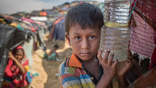 家族と共に逃げてきた男の子。体調を崩しているが医療施設が足りない©Turjoy Chowdhury/Disasters Emergency Committee