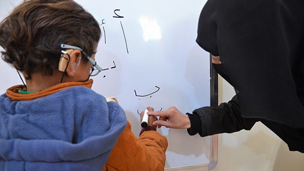 子どもたちに学習支援センターでアラビア文字を学ぶ機会を提供する支援 ©SCJ