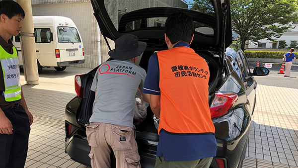 7. JPF Emergency Assessment Team identifying supporting goods/ 10th July Ehime ©JP