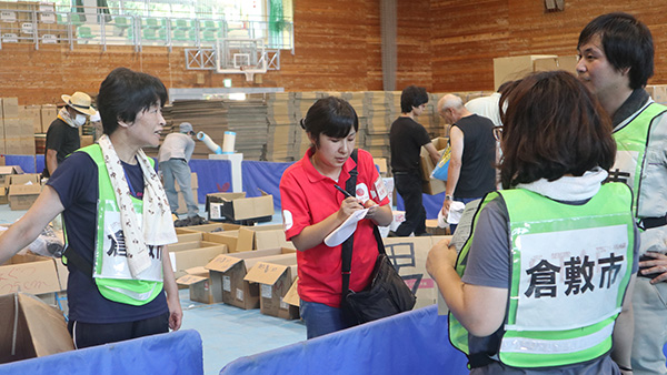 14．JPF's NGO member staff hearing the needs from the affected people at the Kurashiki Athletic park's hall, Okayama, 14th July 2018 ©AAR