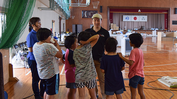 17．避難所となっている愛媛県の野村中学で子どもたちと話すJPFスタッフ。話の中からニーズを聞き取る。「支援してほしい」と子どもたちからの要請も。愛媛 2018年7月14日 cJPF