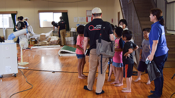 16．避難所となっている愛媛県の野村中学で子どもたちと話すJPFスタッフ。話の中からニーズを聞き取る。「支援してほしい」と子どもたちからの要請も。愛媛 2018年7月14日 cJPF