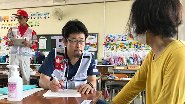 23．Medical treatment in evacuation shelter, Mabi town, Okayama, 12th July 2018 ©PWJ/A-PAD Japan/CFF