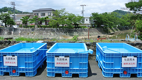 43. 避難所の近くに設置された水槽 愛媛県宇和島市吉田町 2018年7月31日 cJPF