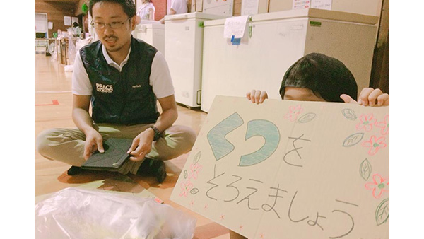 46. The child who support for evacuation shelter management / Nima primary school, Kurashiki, Okayama, 31th July ©SVA