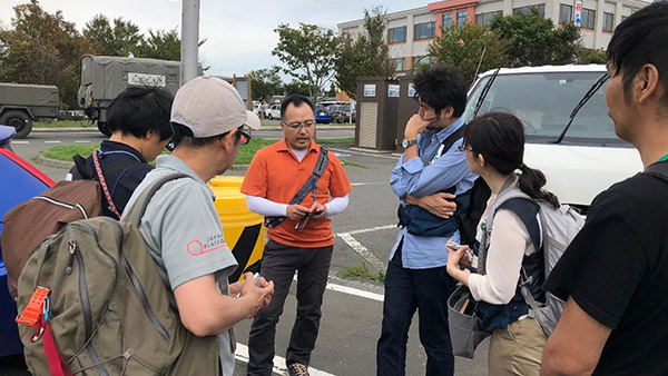 10. In the parking lot of Mukawa Town Office, members of the JPF initial emergency survey team interviews aid workers and others on the situation and needs Mukawa　 Sep. 8 ©JPF