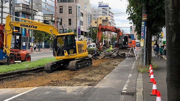 15. 道路の復旧工事が集中的に行われている 札幌市 9月9日 ©JPF