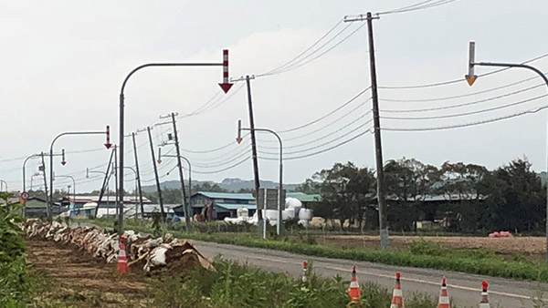 04. An electricity pole tilted by the earthquake Atsuma Sep. 7 ©JPF