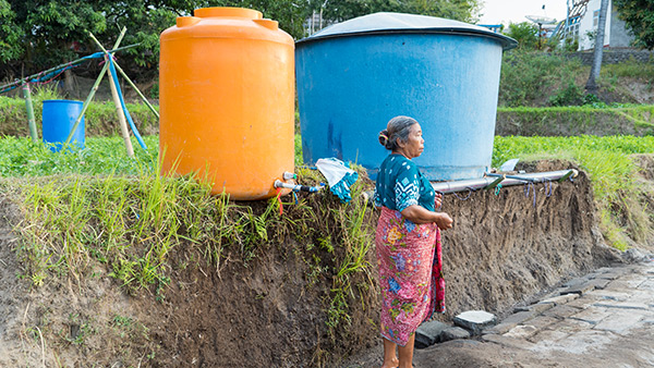 4. 避難所に設置された給水タンク ©PWJ