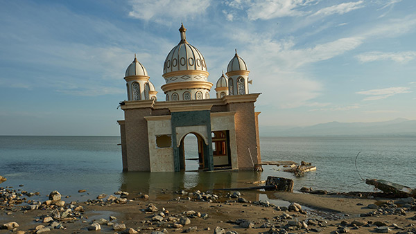 A leaning Mosque stands in water in Palu City after the effects of the Tsunami/ 5th, October/ Palu City in Indonesia ©Lewis Inman/Arete Stories/DEC