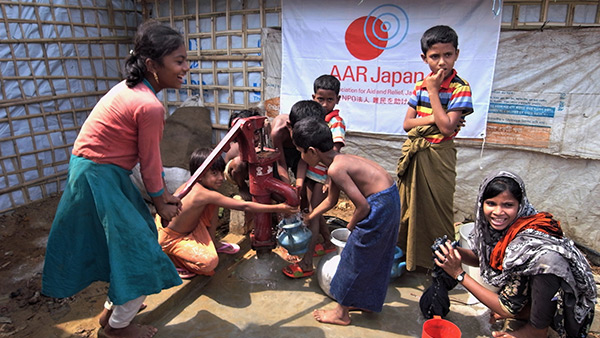 Refugees drawing water from the well that AAR Japan has installed/March, 2018/ Kutuparon Refugee Camp ©AAR