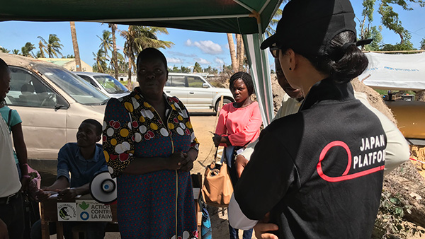 Hearing from Health Instructor at temporary Water Station in Beira ©JPF
