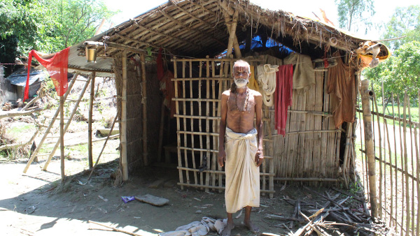 ガウル自治体9区Pipara Bhagwanpur村にて、15日間の冠水の後、自宅に戻った男性 ©PWJ/ISAP