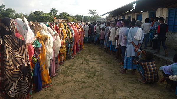 Local residents waiting for emergency relief distribution ©SVA