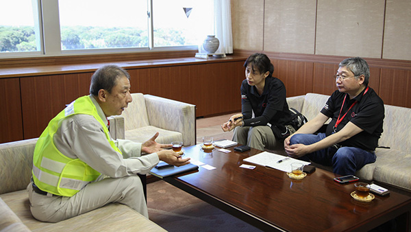 Asking the Head of the Secretary and Public Relations Department of Futtsu about what is needed ©JPF