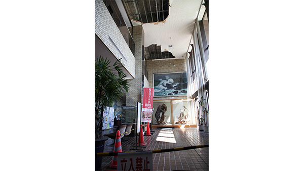 Ceiling of the town hall in Kyonan damaged by the typhoon ©JPF