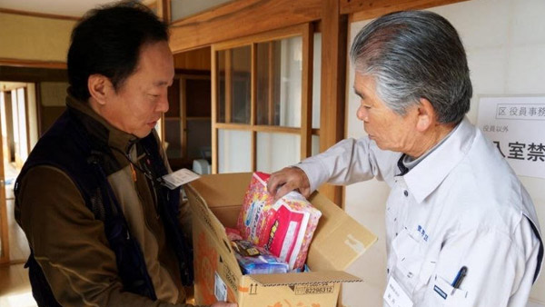長野市内の避難所で支援物資を届けるJPF加盟NGOのSVAスタッフ ©SVA