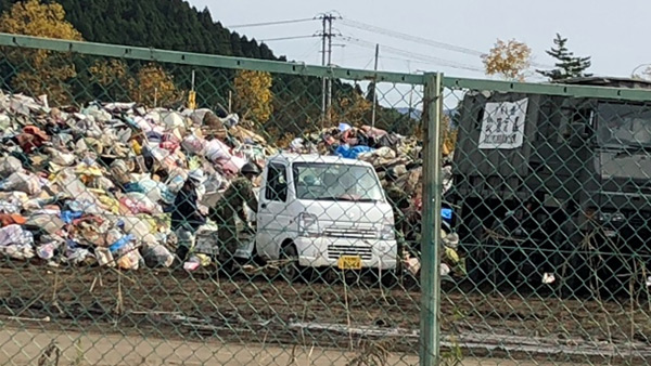 災害ゴミで溢れかえる丸森町のグラウンド 10月21日 ©JPF
