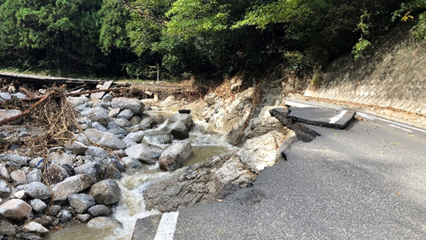  A road collapse in Marumori after Typhoon Hagibis ©JPF