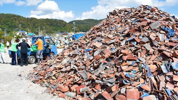 うず高く積まれた瓦礫の山－千葉県鋸南町 10月19～21日 ©PBV
