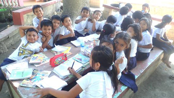 教室の外で勉強をする子どもたち ©ICAN