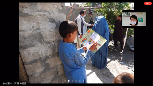 A child reading the prevention awareness pamphlet ©SVA