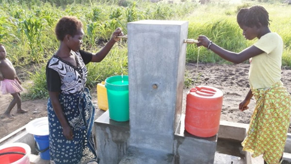 Residents fetch water at a water station ©PWJ