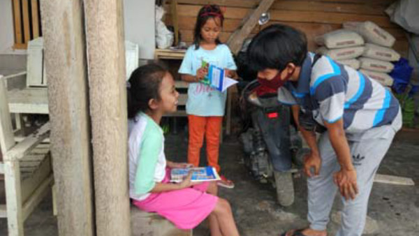 Distributing picture books in Soulowe Willage, Sigi Regency ©PARCIC