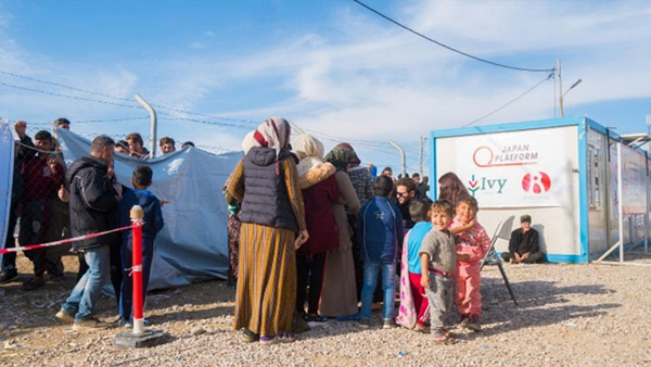 イラクのバルダラシュ難民キャンプで配布の列に並ぶ子どもたち ©IVY