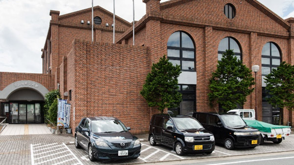 車両貸出を行う大牟田市三川地区公民館 ©JCSA