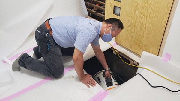 Setting up a blower under the floorboards ©Vnet