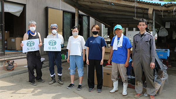 Volunteers and residents who helped distribute supplies ©ADRA