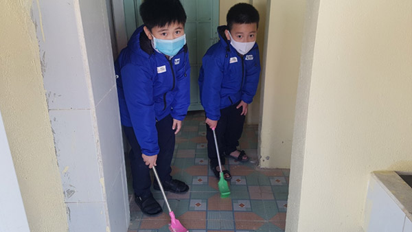 修繕された施設をきれいに保つため、掃除をする子どもたち ©PLAN