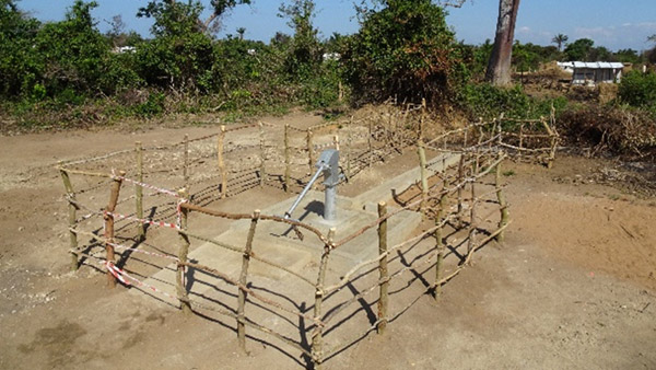 Manual pump wells in resettlement areas ©PWJ