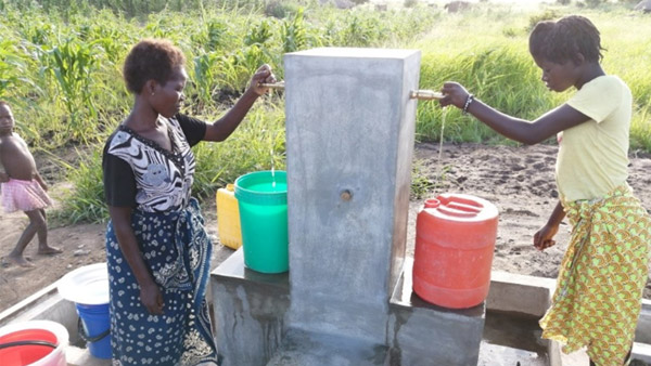 給水場で水を汲む住民 ©PWJ