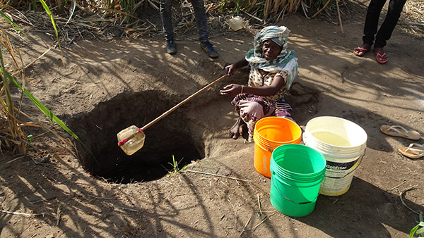 マニガニェ再定住居住地の住民の給水源 ©PWJ