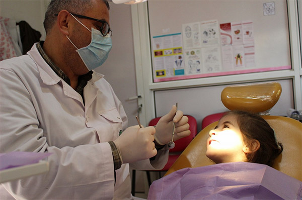歯科診療を受ける子どもたち ©CCP