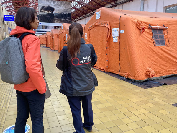ブカレスト北駅に設置された宿泊用テント ©JPF