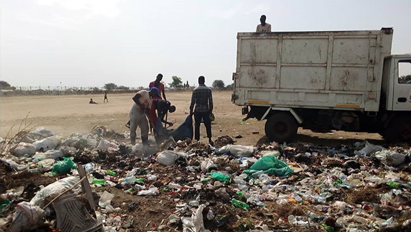 ジュバ市ドンボスコ避難民キャンプでのゴミ収集作業 ©PWJ