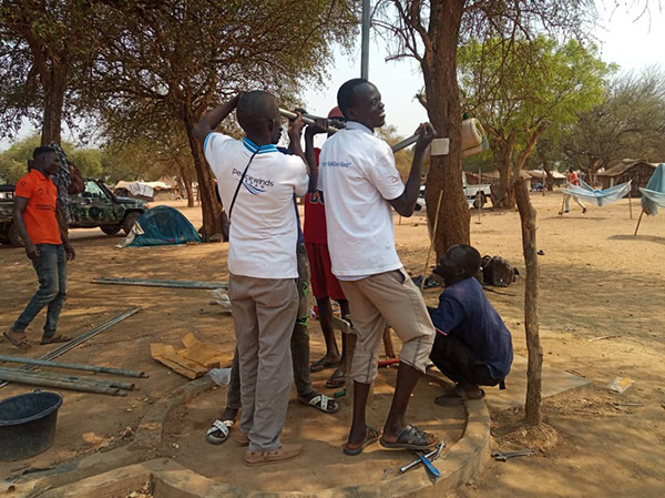 南スーダン中央エクアトリア州マンガラホストコミュニティにて壊れたハンドポンプ式井戸を修理する井戸管理委員会 ©ピースウィンズ